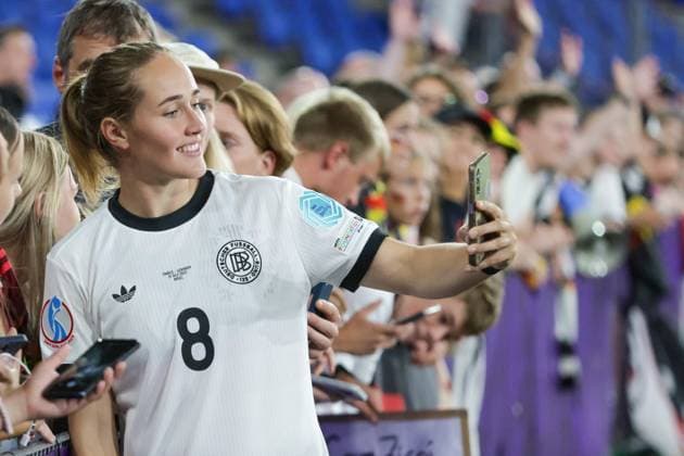 19 07 2025, xgrfx, Soccer UEFA Women s Euro 2025 Quarterfinals , France Germany v l Sydney Lohmann takes photos with fans German women s national team DFL DFB REGULATIONS PROHIBIT ANY USE OF PHOTOGRAPHS as IMAGE SEQUENCES and or QUASI VIDEO Basel