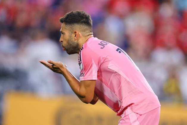 HARRISON, NJ - JULY 19: Jordi Alba 18 of Inter Miami reacts towards the fans after he scores during the first half of the game against the New York Red Bulls on July 19, 2025 at Sports Illustrated Stadium in Harrison, New Jersey. Photo by Rich Graessle Icon Sportswire) SOCCER: JUL 19 MLS, Fussball Herren, USA New York Red Bulls vs Inter Miami CF EDITORIAL USE ONLY Icon25071913847