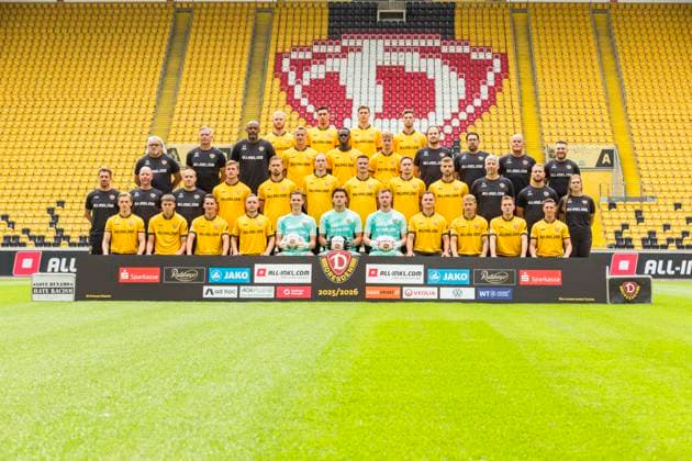 18 07 2025, xomx, Football 2 Bundesliga, Dynamo Dresden photo session season 2025 26, Dynamo Dresden portrait session 2025 2026, team photo, back row from l Nils Fröling, Claudio Kammerknecht, Alexander Rossipal, Robin Meißner 3 row from l Heiko Scholz Co coach , Matthias GrahÃ Athletics and Conditioning Coach , David Yelldell Goalkeeper Coach , Lukas Boeder, Kofi Amoako, Dominik Kother, Dr med Michael Bata Team Doctor , JosÃ Portela Head of Sports Science , Tom Teichert Tölg Equipment Manager , Justin Löwe Team Manager 2nd row from left Thomas Stamm Head Coach , Manuel Klökler Co Coach , Valentin Vochatzer Co Coach , Christoph Daferner, David Kubatta, Vinko Å apina, Stefan Kutschke, Aljaz Casar, Lars Bünning, Henrik Lange Head of Physiotherapy , Tony Fischer Physiotherapist , Laura Seifert Physiotherapist 1 row from left Jonas Oehmichen, Jakob Zickler, Konrad Faber, Tony Menzel, Daniel Mesenhöler, Tim Schreiber, Lennart Grill, Jakob Lemmer, Sascha Risch, Niklas Hauptmann, Jan Hendrik Marx Dresden