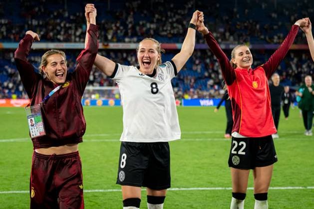 UEFA Womens Euro 2025 quarter-final France Germany 19 07 2025 Carlotta Wamser 5, Germany Sydney Lohmann 8 Germany and Jule Brand 22, Germany cheer after the match UEFA Womens Euro 2025 quarter-final France - Germany Basel, St Jakob Park, 19 07 2025 UEFA Womens Euro 2025 quarter-final France - Germany Basel, St Jakob Park, 19 07 2025 Copyright: xBEAUTIFULxSPORTS Gelhardtx