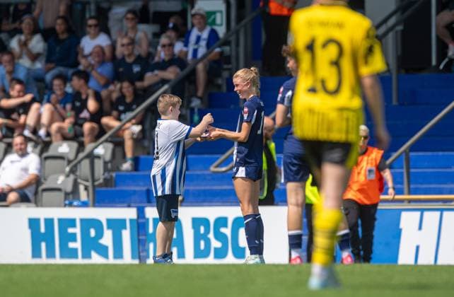 Soccer, Women, Season 2025 26, Test match, Hertha BSC Borussia Dortmund, Aurelia Haesler Hertha gives a speedster an autograph, 20 07 2025, Copyright: xSebastianxRäppold MatthiasxKochx