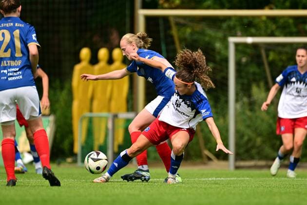 Soccer I Women I Season 2025 2026 I Test match I Hamburger SV Holstein Kiel I 20 07 2025 Alia Redant 25, Holstein Kiel Melanie Brunnthaler 11, Hamburger SV Hamburg Paul Hauenschild Sportanlage Hamburg Germany Copyright: xLobeca FelixxSchlikisx
