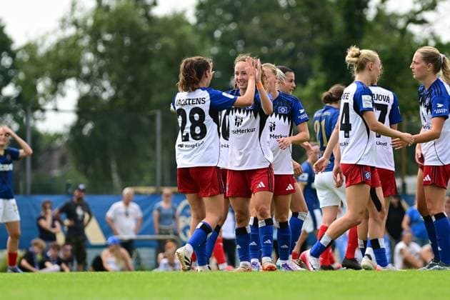 Soccer I Women I Season 2025 2026 I Test match I Hamburger SV Holstein Kiel I 20 07 2025 Cheers, excitement, enthusiasm, euphoria, joy, happiness, cheerfulness at Hamburger SV Women in focus Pauline Machtens 28, Hamburger SV and Melanie Brunnthaler 11, Hamburger SV Hamburg Paul Hauenschild Sportanlage Hamburg Germany Copyright: xLobeca FelixxSchlikisx