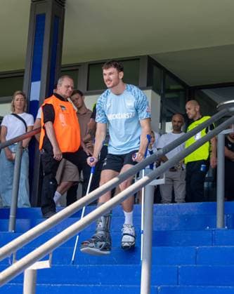 Soccer, Hertha BSC, Season 2025 26, Season opening, Presentation of the professionals, Pascal Klemens Hertha BSC with crutches, 20 07 2025, Copyright: xSebastianxRäppold MatthiasxKochx