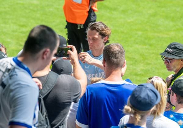 Soccer, Hertha BSC, Season 2025 26, Season opening, Presentation of the professionals, Fabian Reese Hertha BSC signs autographs and takes photos with fans, 20 07 2025, Copyright: xSebastianxRäppold MatthiasxKochx