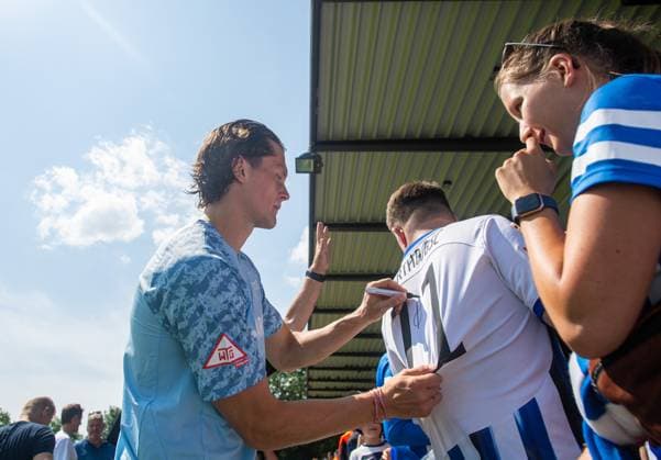Soccer, Hertha BSC, Season 2025 26, Season opening, Presentation of the professionals, f l Fabian Reese Hertha BSC signs autographs and takes photos with fans, 20 07 2025, Copyright: xSebastianxRäppold MatthiasxKochx