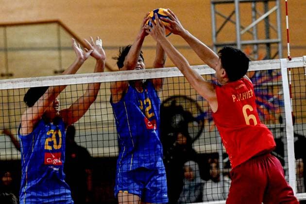 (250720) -- JAKARTA, July 20, 2025 -- Hiep Pham (R) of Vietnam spikes the ball during the match between Vietnam and the Philippines in the 2nd leg of the Men s SEA Volleyball League in Jakarta, Indonesia, July 20, 2025. ) (SP)INDONESIA-JAKARTA-VOLLEYBALL-SEA LEAGUE-VIETNAM VS THE PHILIPPINES AgungxKuncahyaxB. 