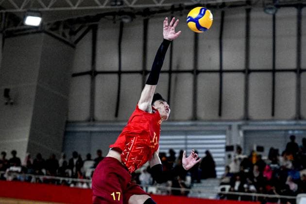 (250720) -- JAKARTA, July 20, 2025 -- Ngoc Thuan Nguyen of Vietnam serves the ball during the match between Vietnam and the Philippines in the 2nd leg of the Men s SEA Volleyball League in Jakarta, Indonesia, July 20, 2025. ) (SP)INDONESIA-JAKARTA-VOLLEYBALL-SEA LEAGUE-VIETNAM VS THE PHILIPPINES AgungxKuncahyaxB. 