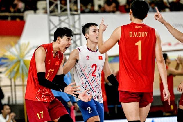 (250720) -- JAKARTA, July 20, 2025 -- Ngoc Thuan Nguyen (L) of Vietnam celebrates scoring with his teammate during the match between Vietnam and the Philippines in the 2nd leg of the Men s SEA Volleyball League in Jakarta, Indonesia, July 20, 2025. ) (SP)INDONESIA-JAKARTA-VOLLEYBALL-SEA LEAGUE-VIETNAM VS THE PHILIPPINES AgungxKuncahyaxB. 
