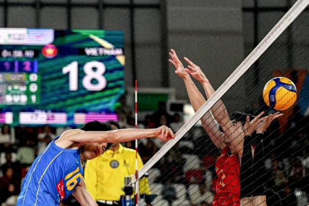 (250720) -- JAKARTA, July 20, 2025 -- Rwenzmel Taguibolos (L) of the Philippines spikes the ball during the match between Vietnam and the Philippines in the 2nd leg of the Men s SEA Volleyball League in Jakarta, Indonesia, July 20, 2025. ) (SP)INDONESIA-JAKARTA-VOLLEYBALL-SEA LEAGUE-VIETNAM VS THE PHILIPPINES AgungxKuncahyaxB. 