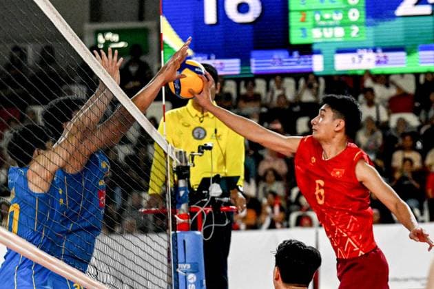 (250720) -- JAKARTA, July 20, 2025 -- Hiep Pham (R) of Vietnam spikes the ball during the match between Vietnam and the Philippines in the 2nd leg of the Men s SEA Volleyball League in Jakarta, Indonesia, July 20, 2025. ) (SP)INDONESIA-JAKARTA-VOLLEYBALL-SEA LEAGUE-VIETNAM VS THE PHILIPPINES AgungxKuncahyaxB. 