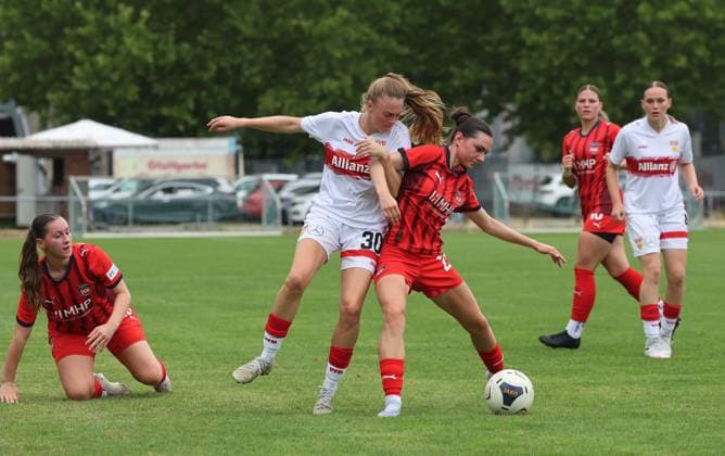 Stuttgart , soccer test match VfB Stuttgart women against FC Heidenheim , from left Joy Castor VfB Svea Fleischmann HDH