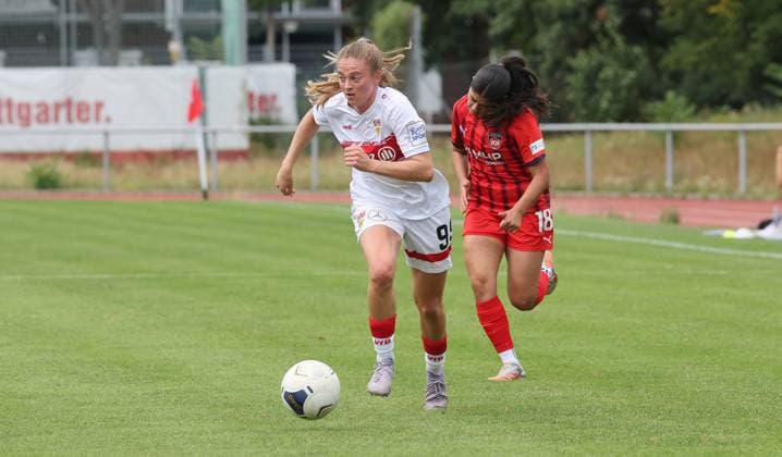 Stuttgart , soccer test match VfB Stuttgart women against FC Heidenheim , from left Gillian Castor VfB Sena Peker HDH