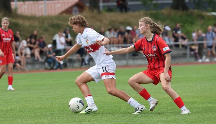 Stuttgart , soccer test match VfB Stuttgart women against FC Heidenheim , from left Rosa Rückert VfB Leana Ilic HDH