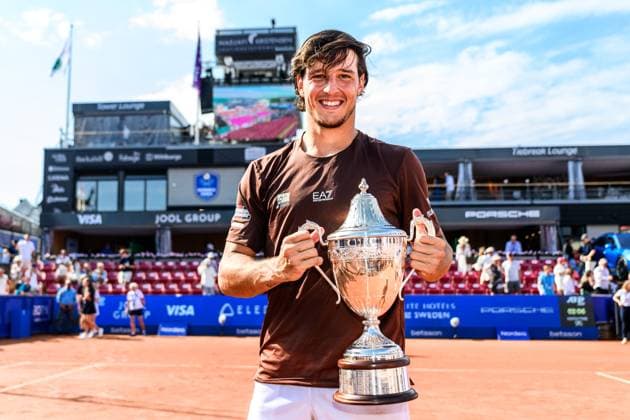 250720 Luciano Darderi of Italy celebrates with the trophy after the singles final tennis match during day 8 on July 20, 2025 in Bastad Photo Mathilda Schuler BILDBYRAN kod MA MA0849 tennis atp 250 nordea open bbeng jubel  Copyright: MATHILDAxSCHULER BB250720MA068