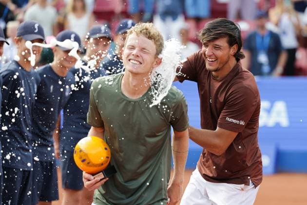 Luciano Darderi, Italy, celebrates his victory with champagne after Sunday s men s singles final against Jesper de Jong, Netherlands, during the Nordea Open tennis tournament in Bastad, Sweden on the July 20 2025 BASTAD SWEDEN x9200x  Copyright: xBjörnxLarssonxRosvall TTx NORDEA OPEN 2025 FINAL SINGLES