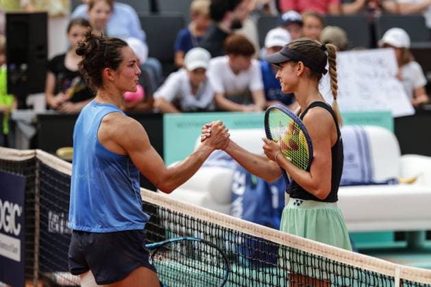 GER, Hamburg, xFSx, ATP250 Womens Tennis Tournament , MSC Hamburg Ladies Open 2025 , Final ,20 07 2025 f l Anna Bondar HUN congratulates Lois Boisson FRA on her victory Copyright: HMBxMedia FernandoxSoares