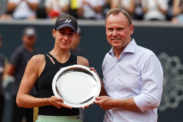 GER, Hamburg, xFSx, ATP250 Womens Tennis Tournament , MSC Hamburg Ladies Open 2025 , Final , 20 07 2025 f l Anna Bondar HUN with Andy Grote Senator of the Hamburg Ministry of the Interior and Sport Copyright: HMBxMedia FernandoxSoares