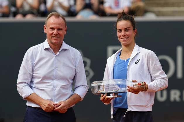 GER, Hamburg, xFSx, ATP250 Womens Tennis Tournament , MSC Hamburg Ladies Open 2025 , Final , 20 07 2025 v l Lois Boisson FRA with Andy Grote Senator of the Hamburg Ministry of the Interior and Sport Copyright: HMBxMedia FernandoxSoares
