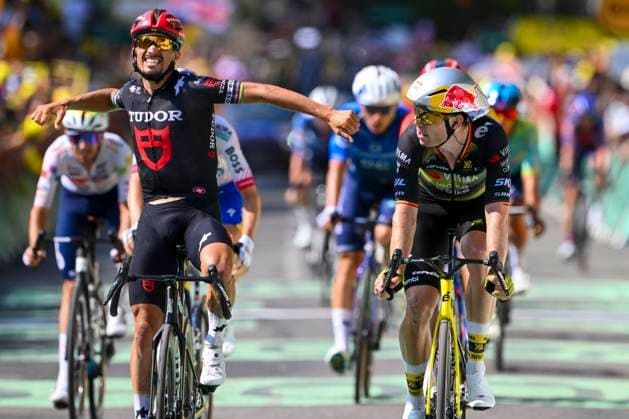Tour de France 2025 Stage 15 CARCASSONNE, FRANCE - JULY 20 : Van Aert Wout (BEL) of Team Visma - Lease a Bike, Alaphilippe Julian (FRA) of Tudor Pro Cycling Team at the finish line during stage 15 of the 112th edition of Tour de France an UCI World Tour 2.UWT cycling road race stage for Men Elite of 169 km with start in Muret and finish in Carcassonne on July 20, 2025 in Carcassonne, France, 20 07 2025 ( Motordriver Kenny Verfaillie - Carcassonne France  Copyright: xVincentxKalutx