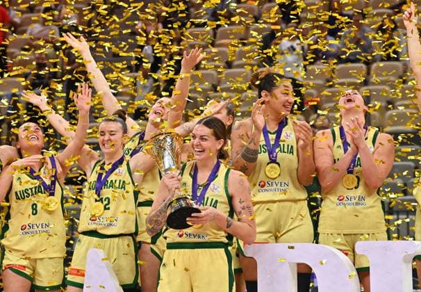 Sport Bilder des Tages (250720) -- SHENZHEN, July 20, 2025 -- Team Australia celebrate during the awarding ceremony for the final between Australia and Japan at the FIBA Women s Asia Cup 2025 in Shenzhen, south China s Guangdong Province, July 20, 2025. ) (SP)CHINA-SHENZHEN-BASKETBALL-FIBA WOMEN S ASIA CUP-FINAL-AUS VS JPN (CN) XiaoxEnnan 
