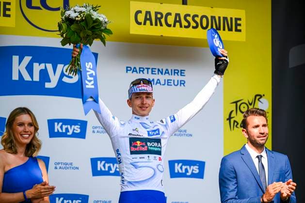 Tour de France 2025 Stage 15 CARCASSONNE, FRANCE - JULY 20 : Lipowitz Florian (GER) of Red Bull BORA - Hansgrohe on the podium with the white jersey during stage 15 of the 112th edition of Tour de France an UCI World Tour 2.UWT cycling road race stage for Men Elite of 169 km with start in Muret and finish in Carcassonne on July 20, 2025 in Carcassonne, France, 20 07 2025 ( Motordriver Kenny Verfaillie - Carcassonne France  Copyright: xVincentxKalutx