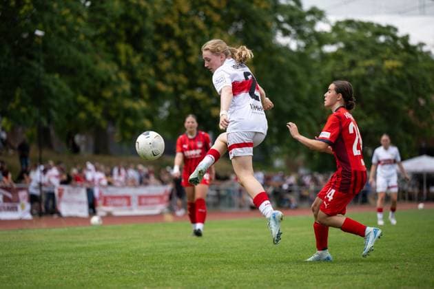 Linette Hofmann VfB Stuttgart, 02 in duel with Lena Hoenig FC Heidenheim, 24 , GER, VfB Stuttgart vs FC Heidenheim, Soccer Womens Test Match, Season 2025 2026, 20 07 2025 GER, VfB Stuttgart vs FC Heidenheim, Soccer Womens Test Match, Season 2025 2026, 20 07 2025 Bad Cannstatt Copyright: xEibner-Pressefoto Memmlerx EP_MMR