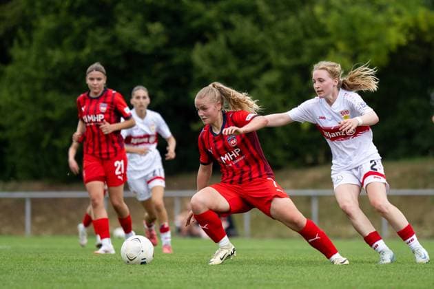 Sabrina Kraus FC Heidenheim, 07 in duel with Linette Hofmann VfB Stuttgart, 02 , GER, VfB Stuttgart vs FC Heidenheim, Soccer Womens Test Match, Season 2025 2026, 20 07 2025 GER, VfB Stuttgart vs FC Heidenheim, Soccer Womens Test Match, Season 2025 2026, 20 07 2025 Bad Cannstatt Copyright: xEibner-Pressefoto Memmlerx EP_MMR