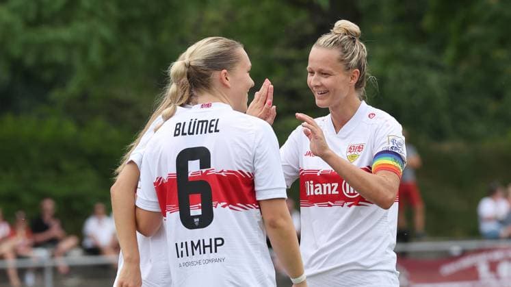 Stuttgart , Soccer test match VfB Stuttgart women against FC Heidenheim , Cheering , right Jana Beuschlein VfB