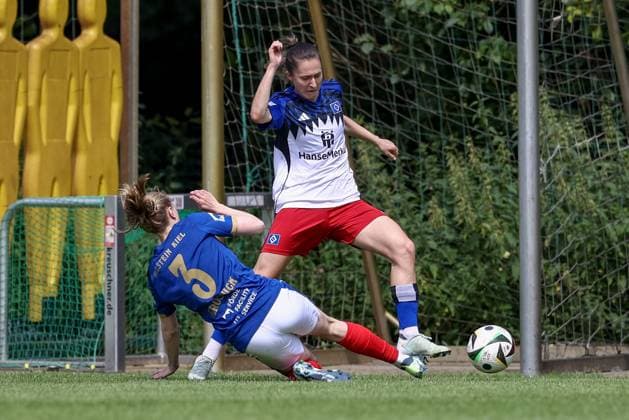 from left Jasmin Grosnick Holstein Kiel, 3 and Maria Mikolajova Hamburger SV, 27 in duel, duel, dynamics, action, action, match scene, 20 07 2025, Norderstedt Germany , Soccer, Test match women, Hamburger SV Holstein Kiel xobx