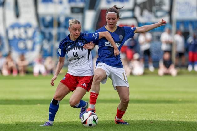 from left Sophie Hillebrand Hamburger SV, 22 and Paula Harder Holstein Kiel, 11 in duel, duel, dynamic, action, action, match scene, 20 07 2025, Norderstedt Germany , Soccer, Test match women, Hamburger SV Holstein Kiel xobx