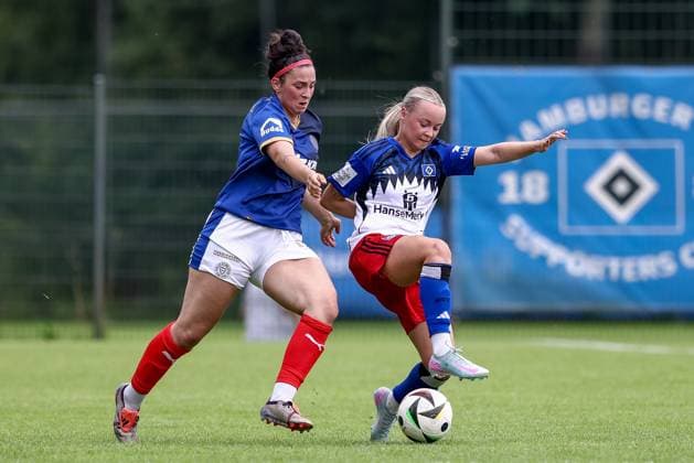 from left Aryanna Naward Holstein Kiel, 15 and Mia Büchele Hamburger SV, 17 in duel, duel, dynamic, action, action, match scene, 20 07 2025, Norderstedt Germany , Soccer, Test match women, Hamburger SV Holstein Kiel xobx