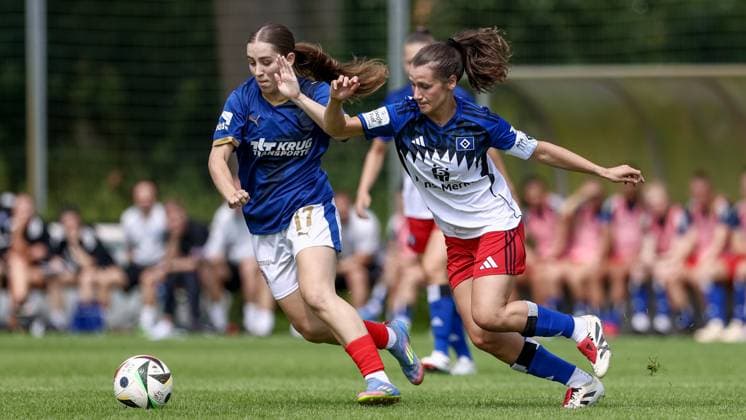 from left Arjela Lako Holstein Kiel, 17 and Pauline Machtens Hamburger SV, 28 in duel, duel, dynamics, action, action, match scene, 20 07 2025, Norderstedt Germany , Soccer, Test match women, Hamburger SV Holstein Kiel xobx