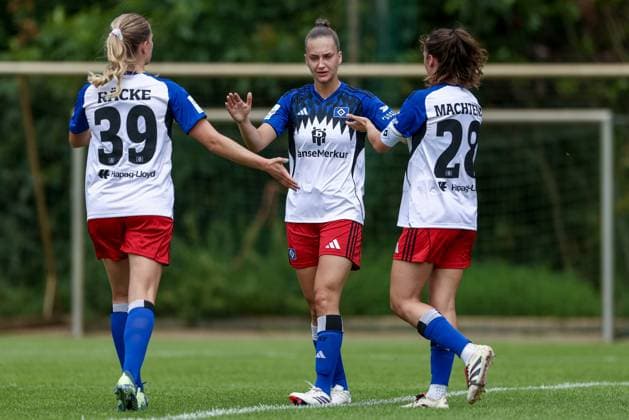 from left Nina Räcke Hamburger SV, 39 , Emilia Hirche Hamburger SV, 20 and Pauline Machtens Hamburger SV, 28 with goal celebration, cheering, jubilant, optimistic, match scene, highlight, joy about the goal to 1 1, 20 07 2025, Norderstedt Germany , Soccer, Test match women, Hamburger SV Holstein Kiel xobx
