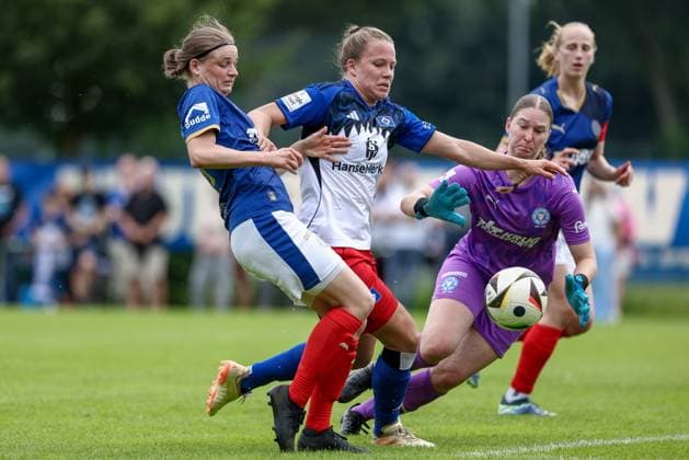 from left Lea Althof Holstein Kiel, 21 Christin Meyer Hamburger SV, 16 and Emma Nentwich goalkeeper, Holstein Kiel, 1 in duel, duel, dynamics, action, action scene, 20 07 2025, Norderstedt Germany , Soccer, Test match women, Hamburger SV Holstein Kiel xobx