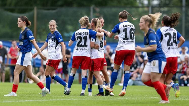 Hamburger SV players with goal celebration, cheering, jubilant, optimistic, game scene, highlight, joy about the goal to 6 1, 20 07 2025, Norderstedt Germany , soccer, test match women, Hamburger SV Holstein Kiel xobx
