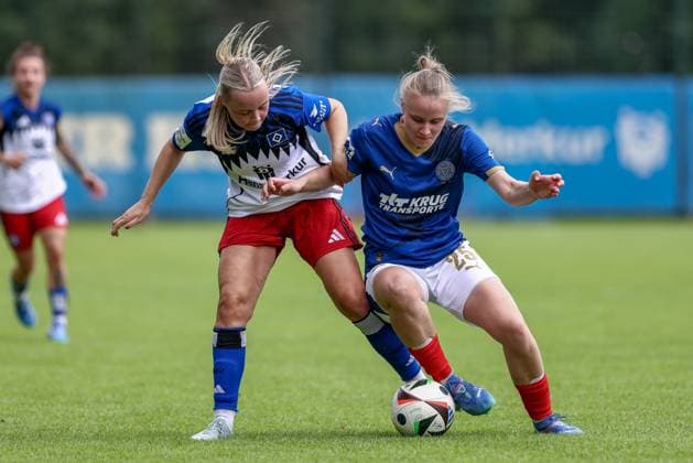 from left Mia Büchele Hamburger SV, 17 and Alia Redant Holstein Kiel, 25 in duel, duel, dynamics, action, action, match scene, 20 07 2025, Norderstedt Germany , Soccer, Test match women, Hamburger SV Holstein Kiel xobx