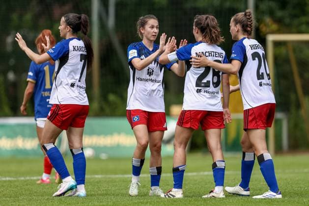 Hamburger SV players with goal celebration, cheering, jubilant, optimistic, game scene, highlight, joy about the goal to 2 1, 20 07 2025, Norderstedt Germany , Soccer, Test match women, Hamburger SV Holstein Kiel xobx