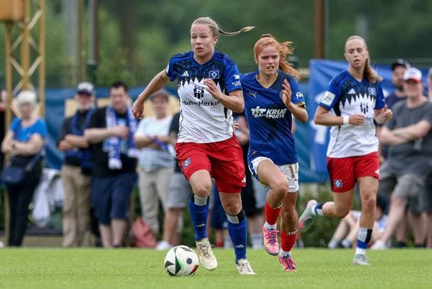 v li Christin Meyer Hamburger SV, 16 on the ball, single image, full body, action, action, game scene, Zoe Tolksdorf Holstein Kiel, 14 , 20 07 2025, Norderstedt Germany , Soccer, Test match women, Hamburger SV Holstein Kiel xobx