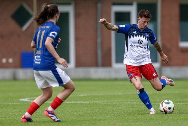from left Paula Harder Holstein Kiel, 11 and Jobina Lahr Hamburger SV, 31 on the ball, single picture, full body, action, action scene, 20 07 2025, Norderstedt Germany , soccer, test match women, Hamburger SV Holstein Kiel xobx