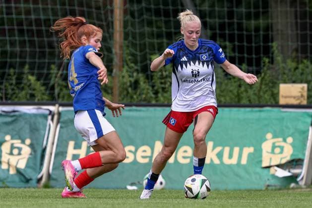 from left Zoe Tolksdorf Holstein Kiel, 14 and Sophie Profe Hamburger SV, 14 in duel, duel, dynamic, action, action, match scene, 20 07 2025, Norderstedt Germany , Soccer, Test match women, Hamburger SV Holstein Kiel xobx