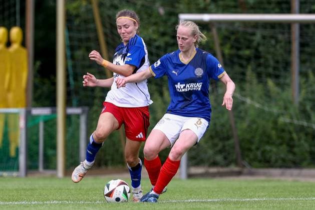 from left Melanie Brunnthaler Hamburger SV, 11 and Jasmin Grosnick Holstein Kiel, 3 in duel, duel, dynamic, action, action, match scene, 20 07 2025, Norderstedt Germany , Soccer, Test match women, Hamburger SV Holstein Kiel xobx