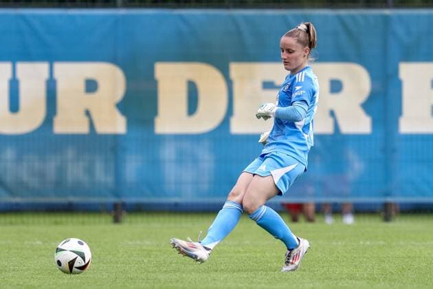Laura Sieger Goalkeeper, Goalkeeper, Hamburger SV, 18 on the ball, cropped, single image, full body, action, action scene, 20 07 2025, Norderstedt Germany , Football, Test match women, Hamburger SV Holstein Kiel xobx