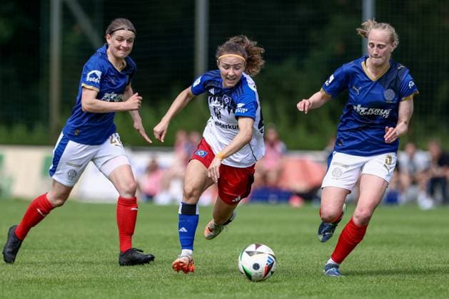 from left Lea Althof Holstein Kiel, 21 , Melanie Brunnthaler Hamburger SV, 11 and Jasmin Grosnick Holstein Kiel, 3 in duel, duel, dynamic, action, action scene, 20 07 2025, Norderstedt Germany , Soccer, Test match women, Hamburger SV Holstein Kiel xobx