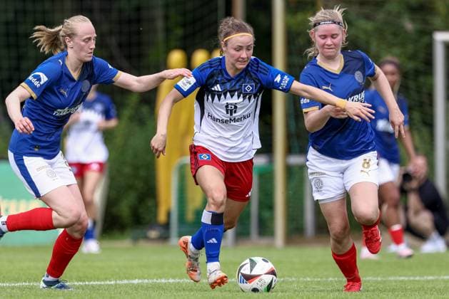 from left Jasmin Grosnick Holstein Kiel, 3 , Melanie Brunnthaler Hamburger SV, 11 and Ronja Jürgensen Holstein Kiel, 8 in duel, duel, dynamic, action, action scene, 20 07 2025, Norderstedt Germany , Soccer, Test match women, Hamburger SV Holstein Kiel xobx