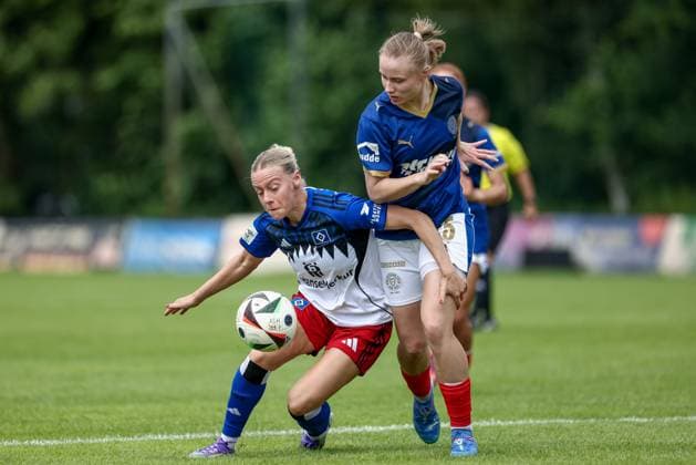 from left Sophie Hillebrand Hamburger SV, 22 and Alia Redant Holstein Kiel, 25 in duel, duel, dynamics, action, action, match scene, 20 07 2025, Norderstedt Germany , Soccer, Test match women, Hamburger SV Holstein Kiel xobx