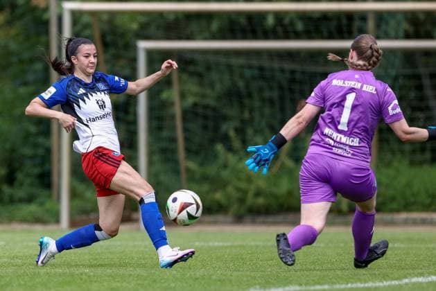 from left Vildan Kardesler Hamburger SV, 7 and Emma Nentwich goalkeeper, Holstein Kiel, 1 in duel, duel, dynamics, action, action, match scene, 20 07 2025, Norderstedt Germany , Soccer, Test match women, Hamburger SV Holstein Kiel xobx
