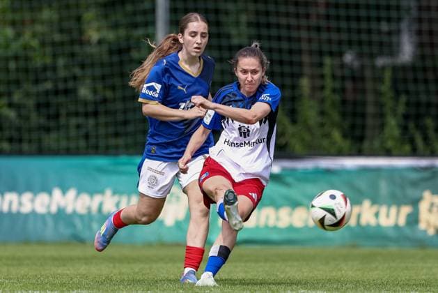 from left Arjela Lako Holstein Kiel, 17 and Maria Mikolajova Hamburger SV, 27 in duel, duel, dynamics, action, action, match scene, 20 07 2025, Norderstedt Germany , Soccer, Test match women, Hamburger SV Holstein Kiel xobx