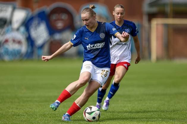Alia Redant Holstein Kiel, 25 on the ball, single image, full body, action, action, game scene, 20 07 2025, Norderstedt Germany , Soccer, Test match women, Hamburger SV Holstein Kiel xobx