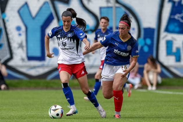 from left Vildan Kardesler Hamburger SV, 7 and Aryanna Naward Holstein Kiel, 15 in duel, duel, dynamics, action, action, match scene, 20 07 2025, Norderstedt Germany , Soccer, Test match women, Hamburger SV Holstein Kiel xobx